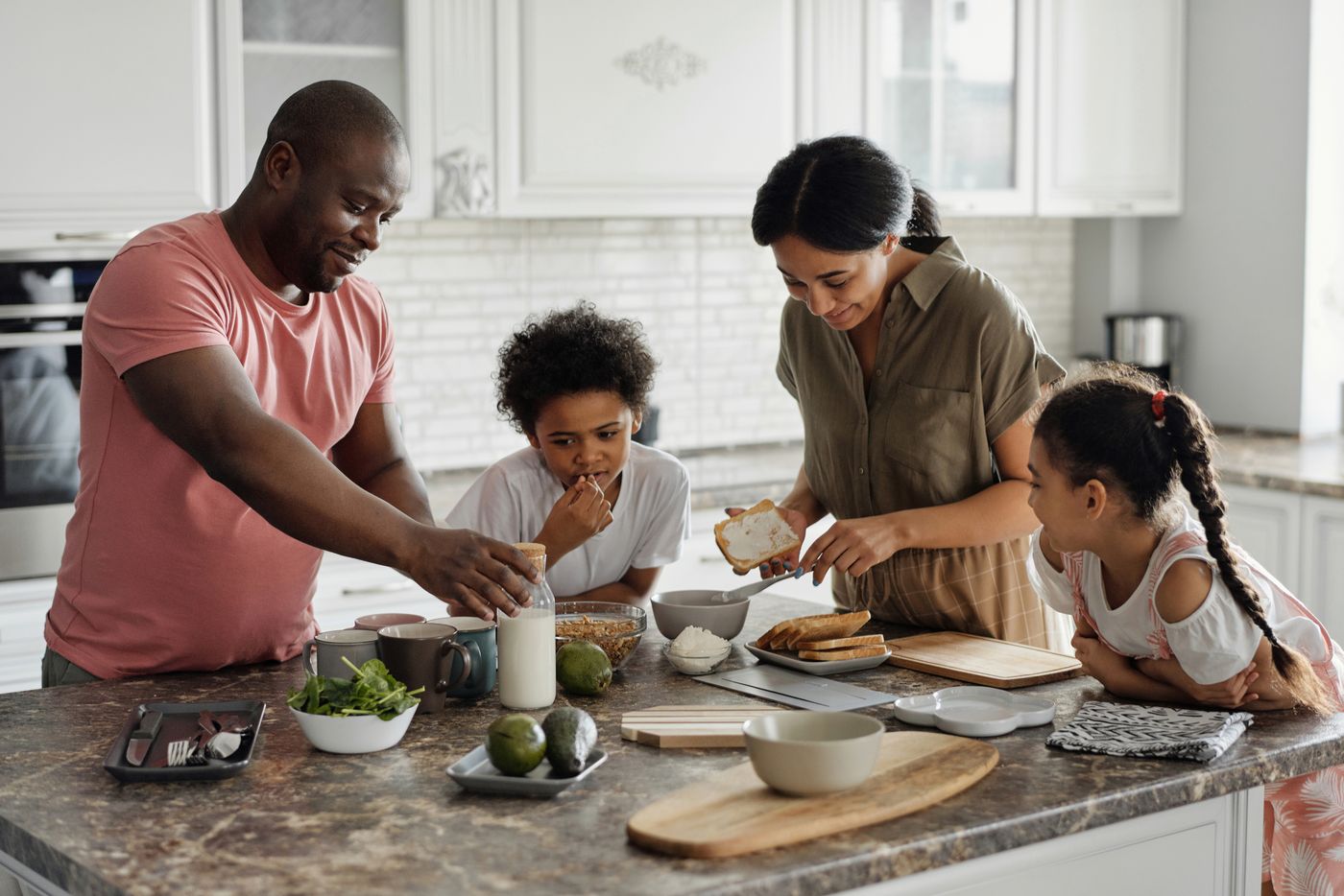Familia preparando el desayuno juntas en la cocina