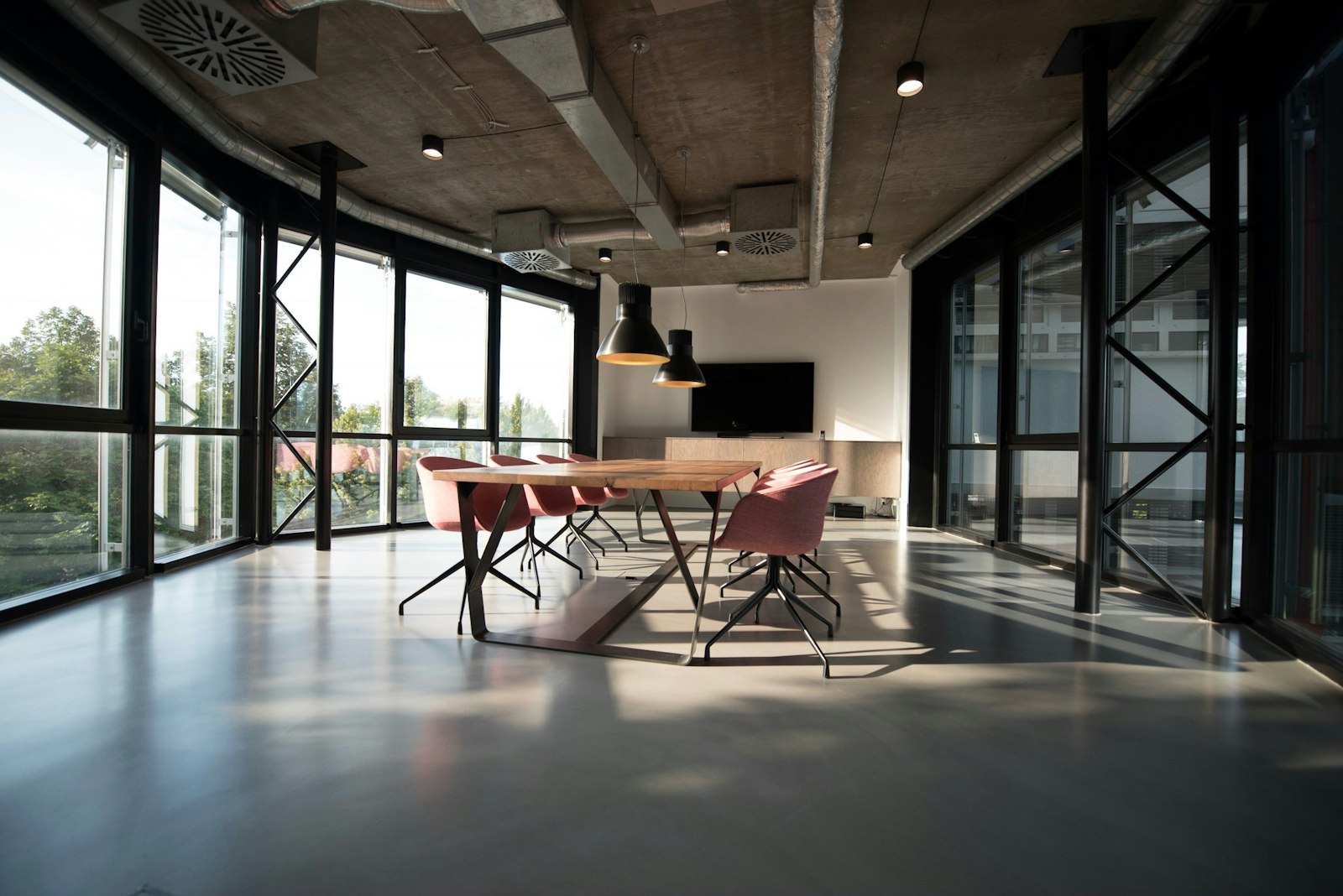 Interior contemporáneo de estudio con luz natural